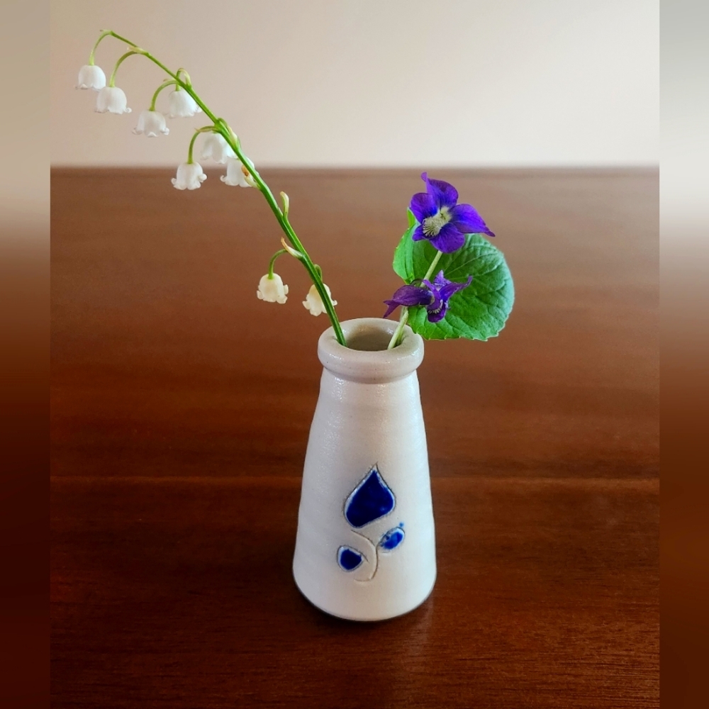 Salt Glazed Vase/Inkwell Williamsburg Pottery Stamped with Cobalt Blue Flower